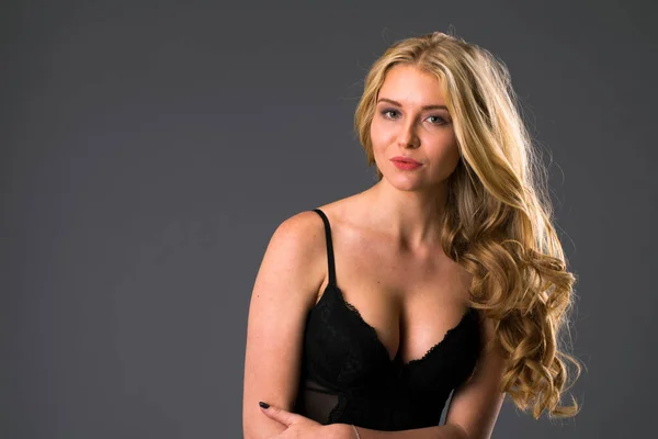 Porträtt Sexig Blond Kvinna Svarta Underkläder Mörkgrå Vägg Studio — Stockfoto