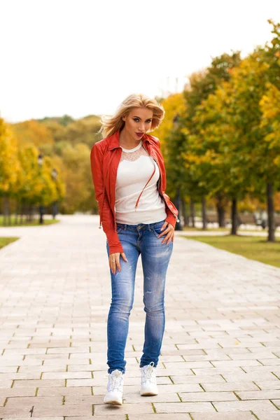 Portrait Belle Jeune Femme Souriante Heureuse Parc Automne Plein Air — Photo