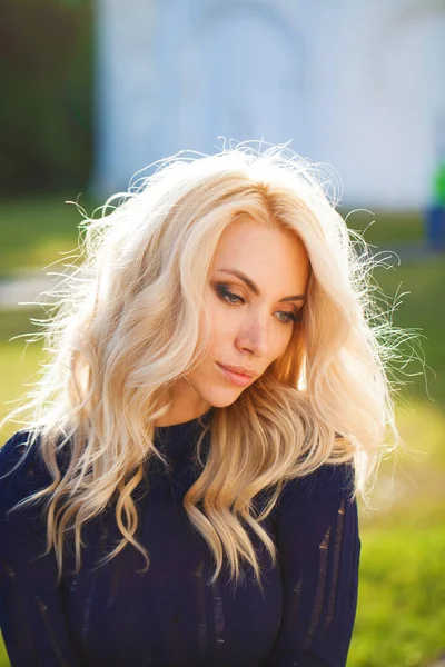 Porträtt Nära Håll Unga Vackra Blonda Kvinnan Sommaren Utomhus — Stockfoto