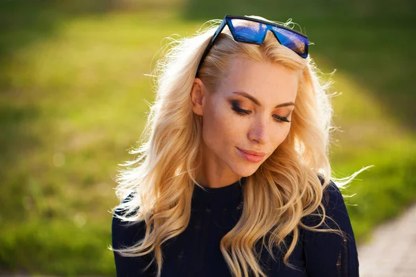 Retrato Cerca Joven Hermosa Mujer Rubia Verano Aire Libre —  Fotos de Stock