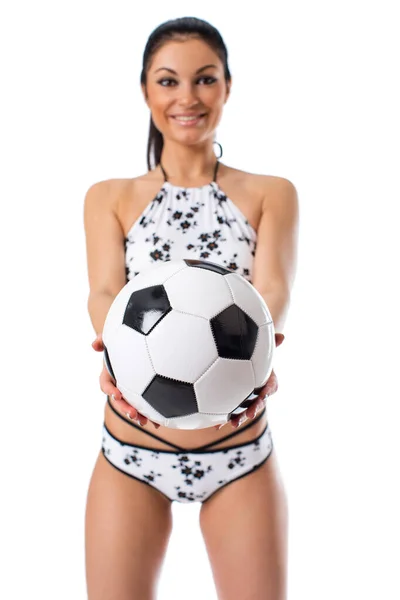 サッカーボールを持つ若い美しいチアリーダー フル長さ美しいですスリム日焼け女性でビキニ 白の背景に孤立 — ストック写真