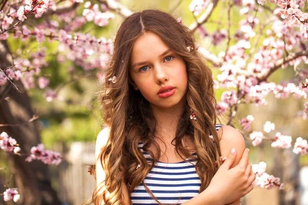 Beauté Adolescent Fille Posant Près Fleurs Cerisier Avec Des Fleurs — Photo