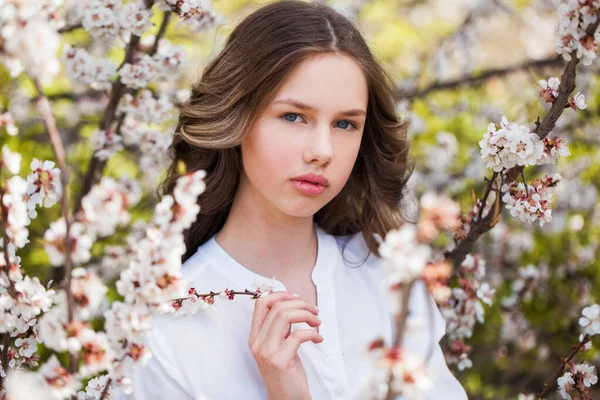 Jolie Adolescente Posent Dans Jardin Près Cerisier Fleur Avec Des — Photo