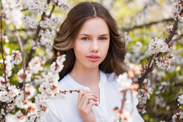 Linda Chica Adolescente Están Posando Jardín Cerca Cerezo Flor Con — Foto de Stock