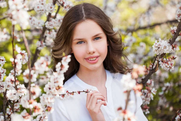 Linda Chica Adolescente Están Posando Jardín Cerca Cerezo Flor Con — Foto de Stock