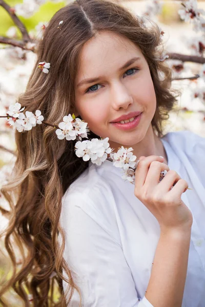 Hübsches Teenie Mädchen Posiert Garten Der Nähe Eines Blühenden Kirschbaums — Stockfoto