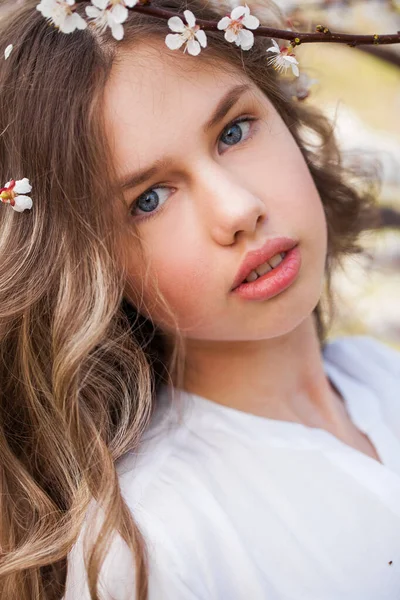 Menina Bonita Adolescente Estão Posando Jardim Perto Árvore Cereja Flor — Fotografia de Stock