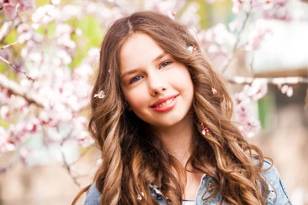 Schönheit Teenager Mädchen Posiert Der Nähe Blühen Kirschbaum Mit Rosa — Stockfoto