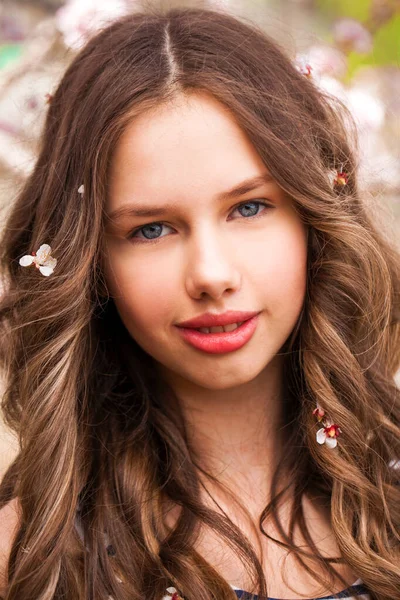 Szépség Tini Lány Pózol Közel Virágos Cseresznyefa Rózsaszín Virágok Tavaszi — Stock Fotó