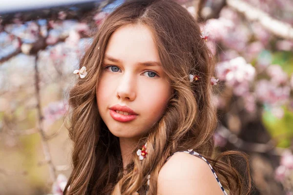 Красуня Дівчина Підліток Позує Біля Розквітлого Вишневого Дерева Рожевими Квітами — стокове фото