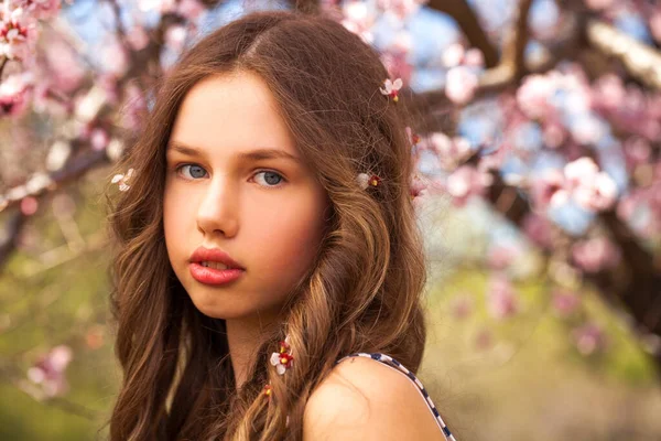 Bellezza Ragazza Adolescente Posa Vicino Fiore Ciliegio Con Fiori Rosa — Foto Stock