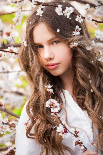 Söt Tonåring Poserar Trädgården Nära Blommande Körsbärsträd Med Vita Blommor — Stockfoto