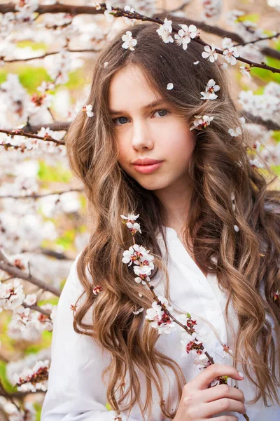 Linda Chica Adolescente Están Posando Jardín Cerca Cerezo Flor Con — Foto de Stock