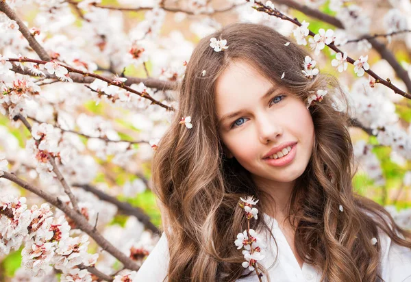 Bellezza Ragazza Adolescente Posa Vicino Fiore Ciliegio Con Fiori Rosa — Foto Stock