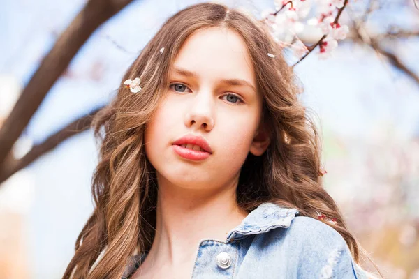 Linda Chica Adolescente Están Posando Jardín Cerca Cerezo Flor Con —  Fotos de Stock