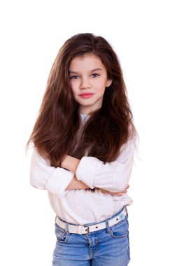 Beyaz arka planda izole edilmiş, kameraya gülümseyen sevimli küçük bir kızın portresi.