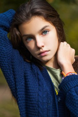 Sonbahar parkı arka planda poz Oldukça şık esmer kız