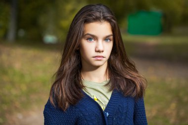 Sonbahar parkı arka planda poz Oldukça şık esmer kız