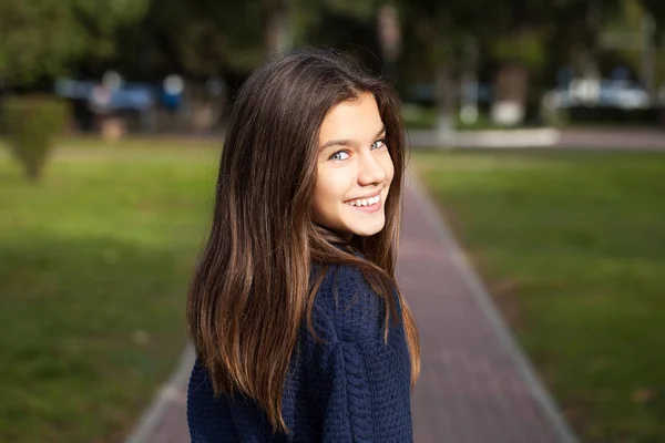 Ευτυχισμένος Μελαχρινή Κορίτσι Που Θέτουν Στο Φθινόπωρο Πάρκο Φόντο — Φωτογραφία Αρχείου