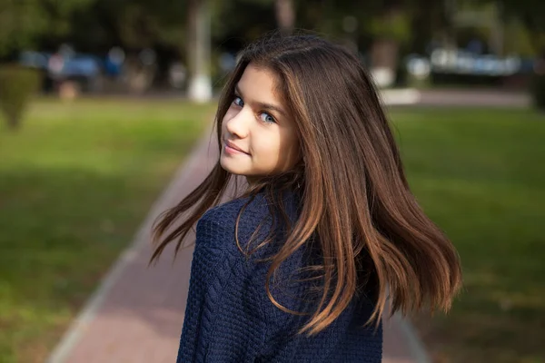 Chica Morena Feliz Posando Otoño Parque Fondo —  Fotos de Stock