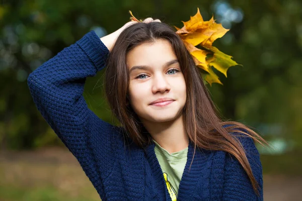 Счастливая Брюнетка Позирует Фоне Осеннего Парка — стоковое фото