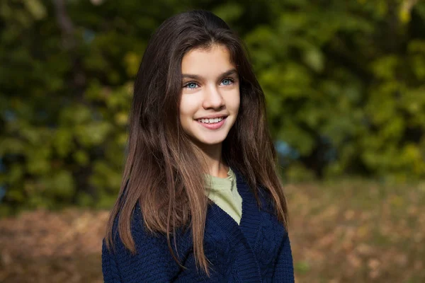 Ευτυχισμένος Μελαχρινή Κορίτσι Που Θέτουν Στο Φθινόπωρο Πάρκο Φόντο — Φωτογραφία Αρχείου