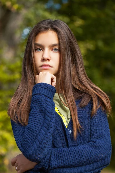 Pretty Stylish Brunette Girl Posing Autumn Park Background — Stock Photo, Image