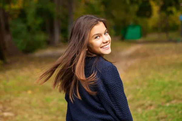 Chica Morena Feliz Posando Otoño Parque Fondo — Foto de Stock