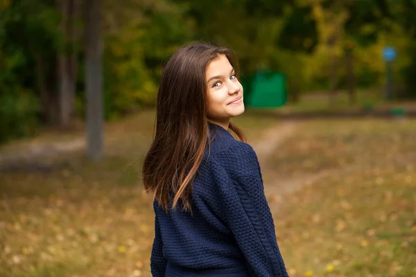 Szczęśliwy Brunetka Dziewczyna Stwarzające Autumn Park Tło — Zdjęcie stockowe