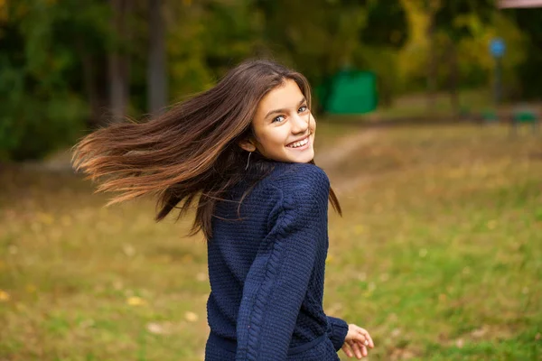 Szczęśliwy Brunetka Dziewczyna Stwarzające Autumn Park Tło — Zdjęcie stockowe