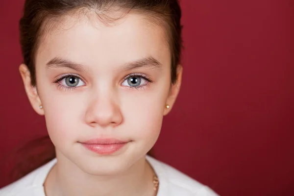 Studio Porträtt Söt Liten Flicka Vinröd Bakgrund — Stockfoto