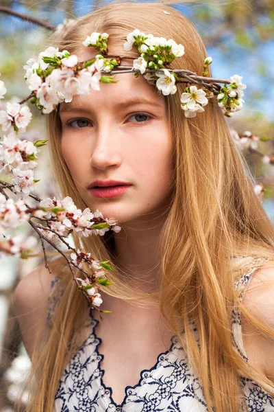 Крупним Планом Портрет Молодої Блондинки Позує Весняному Парку — стокове фото