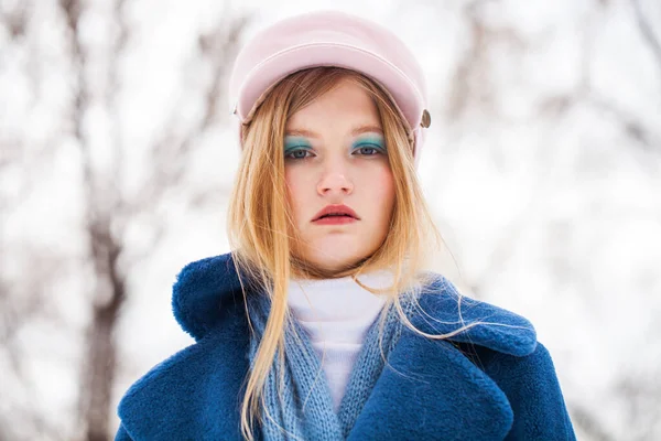 Make Schönheit Porträt Eines Jungen Schönen Blonden Mädchens Blauem Mantel — Stockfoto