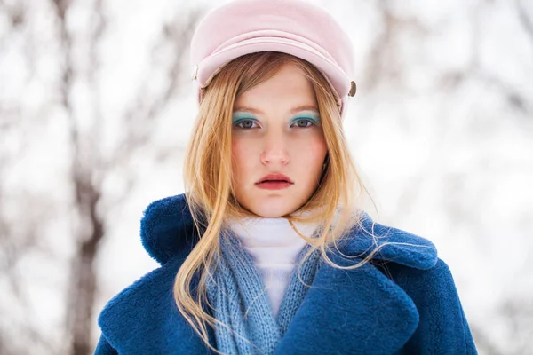 Wymyśl Piękno Portret Młodej Pięknej Blondynki Niebieskim Płaszczu Różowej Czapce — Zdjęcie stockowe
