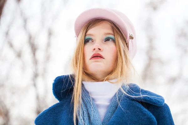 Make Schönheit Porträt Eines Jungen Schönen Blonden Mädchens Blauem Mantel — Stockfoto