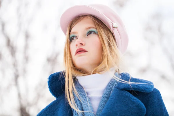 Inventa Bellezza Ritratto Una Giovane Bella Ragazza Bionda Cappotto Blu — Foto Stock