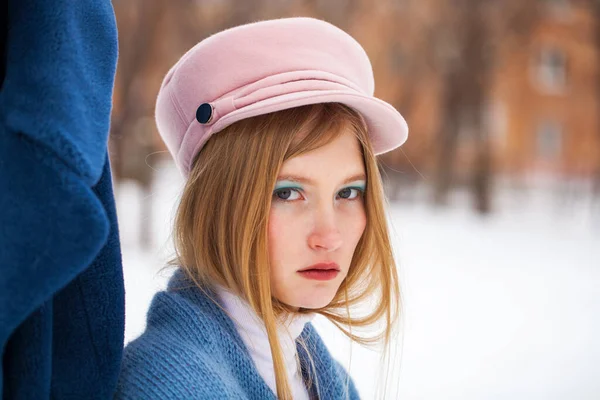 Придумай Красу Портрет Молодої Красивої Блондинки Синьому Пальто Рожева Шапка — стокове фото