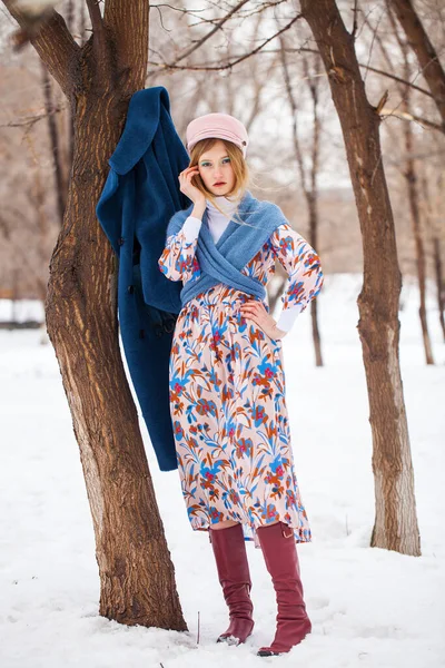 Potret Seorang Gadis Remaja Yang Cantik Taman Musim Dingin — Stok Foto