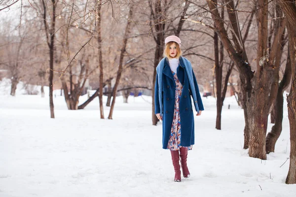Портрет Молодої Красивої Дівчини Підлітка Зимовому Парку — стокове фото