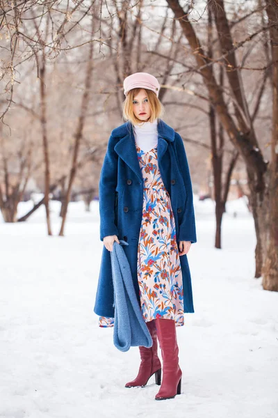 Портрет Молодой Красивой Девочки Подростка Зимнем Парке — стоковое фото