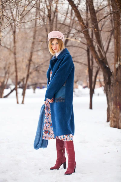 Portret Młodej Pięknej Nastolatki Parku Zimowym — Zdjęcie stockowe
