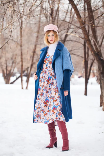 Portret Młodej Pięknej Nastolatki Parku Zimowym — Zdjęcie stockowe