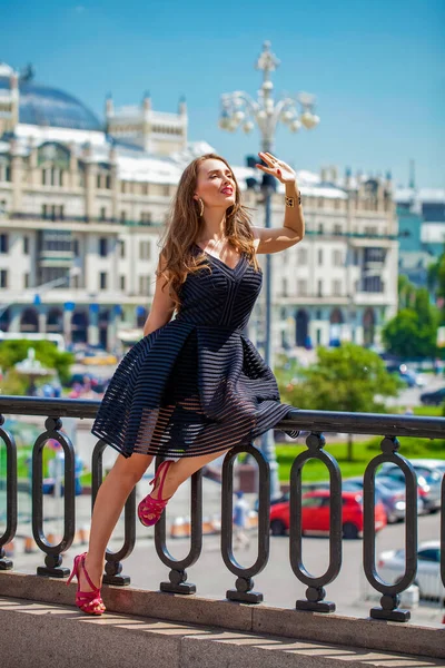 Büyümüş Portre Siyah Elbiseli Güzel Esmer Kadın Güneşli Havada Dışarıda — Stok fotoğraf