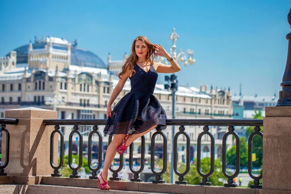 Retrato Pleno Crecimiento Joven Mujer Morena Hermosa Vestido Negro Posando — Foto de Stock