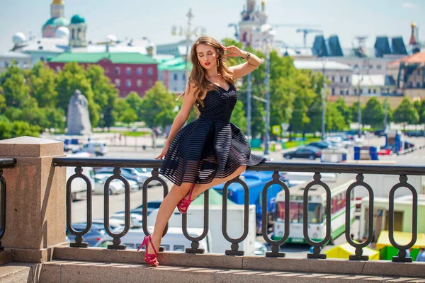 Retrato Pleno Crecimiento Joven Mujer Morena Hermosa Vestido Negro Posando — Foto de Stock