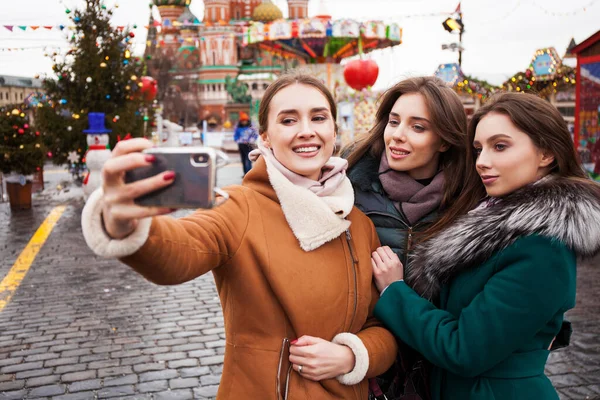 Tre Belle Amiche Felici Scattano Foto Sullo Sfondo Della Piazza — Foto Stock