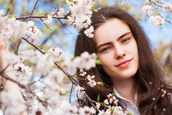 Menina Bonita Adolescente Estão Posando Jardim Perto Árvore Cereja Flor — Fotografia de Stock