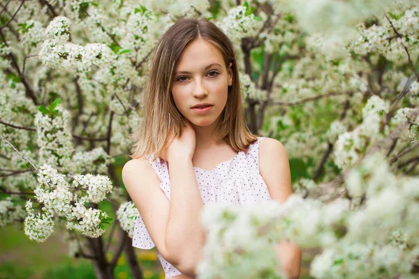 Close Portret Młodej Blondynki Pozowanie Parku Wiosennym — Zdjęcie stockowe