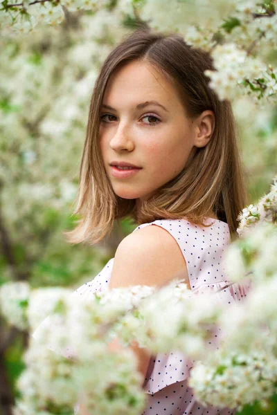 Närbild Porträtt Ung Blond Kvinna Poserar Vårparken — Stockfoto