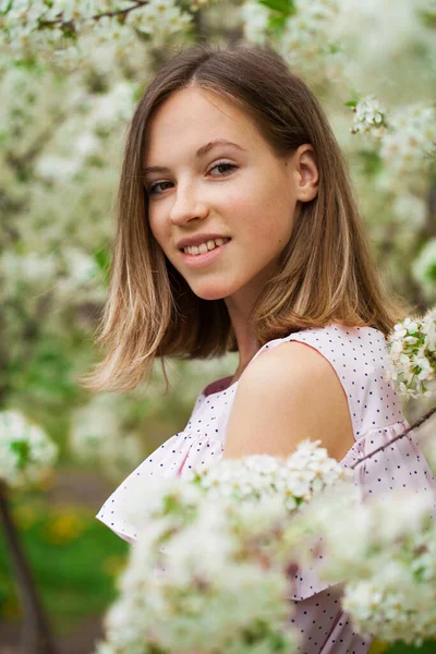 Söt Tonåring Poserar Trädgården Nära Blommande Körsbärsträd Med Vita Blommor — Stockfoto